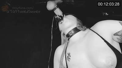 美丽的女孩与完美的乳房在荣耀的孔